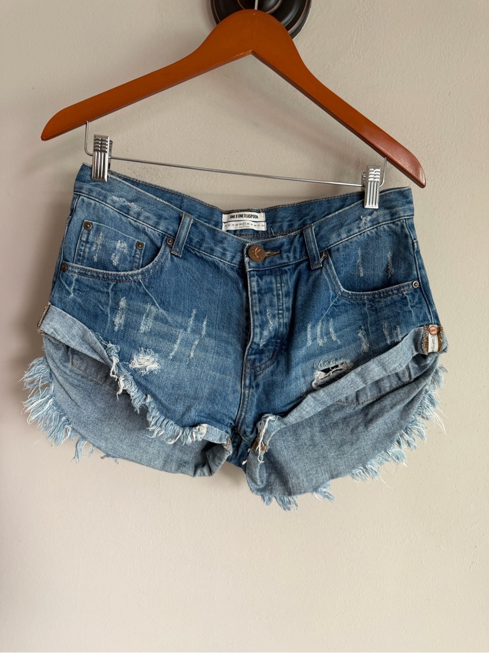 One Teaspoon Bandits Denim Shorts Medium Wash Distressed Frayed Cut Offs Size 27